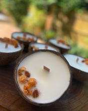 Carregar imagem no visualizador da galeria, Vela em Coco
