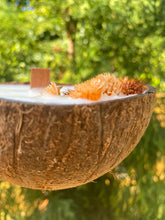 Carregar imagem no visualizador da galeria, Vela em Coco
